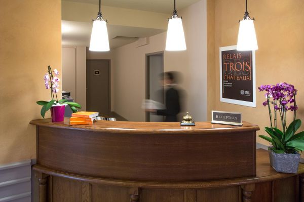 desk hall hotel trois chateaux cheverny